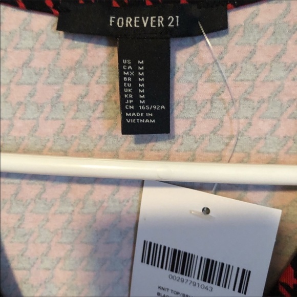 A red and black checkered crop top - Picture 7 of 8